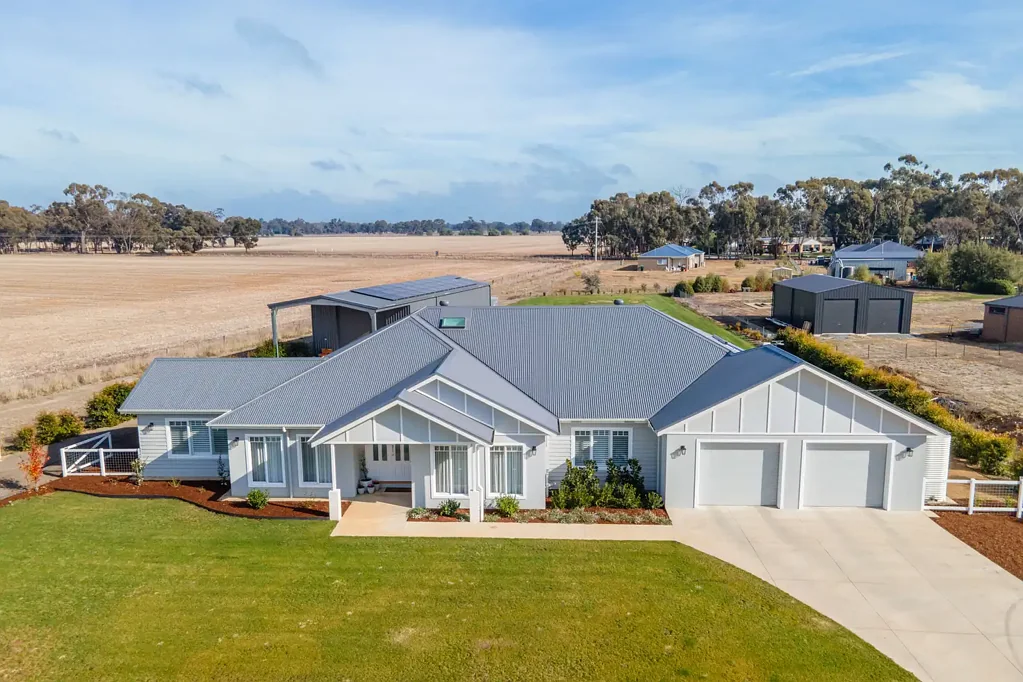 10 Meadow Drive, Toolamba, VIC 3614