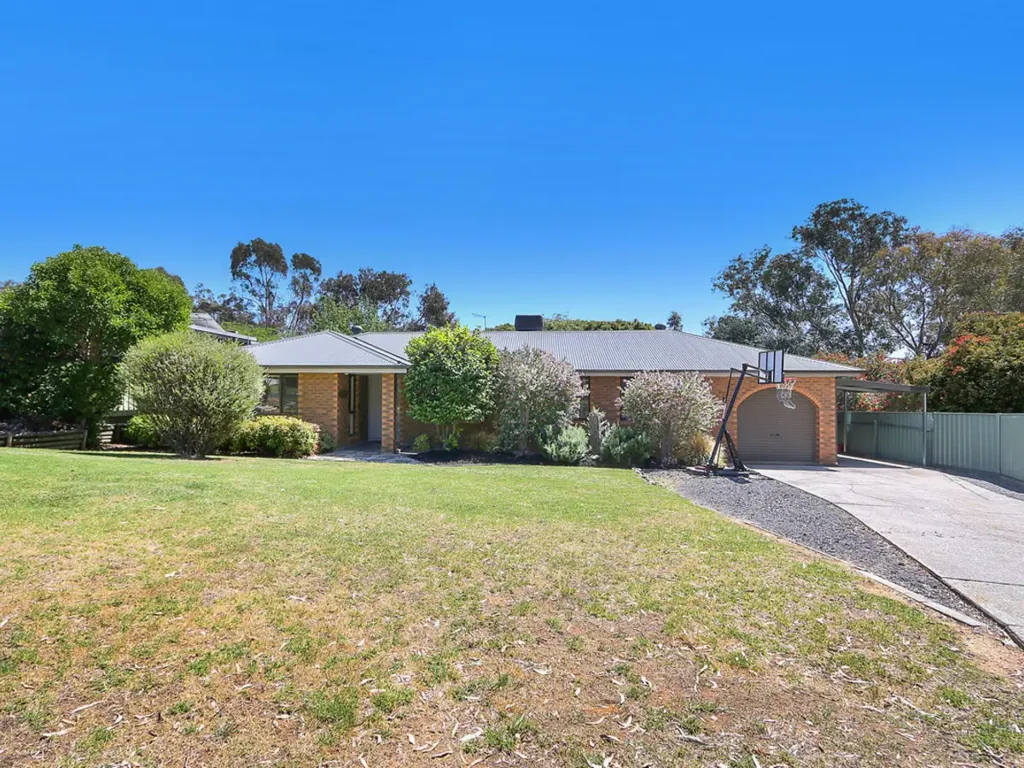 Shedding, Storage, Rear Yard Access - TICK!!!