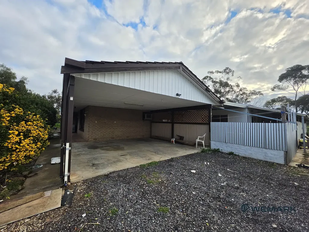 Expansive Lifestyle Property with Dual Living on Over 4 Hectares!