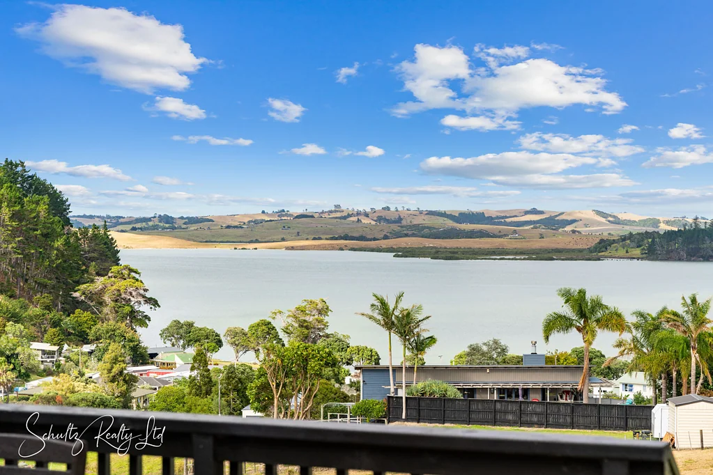 Whakapirau 4Habitaciones Coastal Charm with Stunning Water Views!