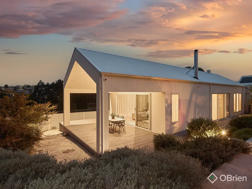 Drouin 4 Bedroom MODERN MARVEL, WITH INCREDIBLE LAKE VIEW !!!