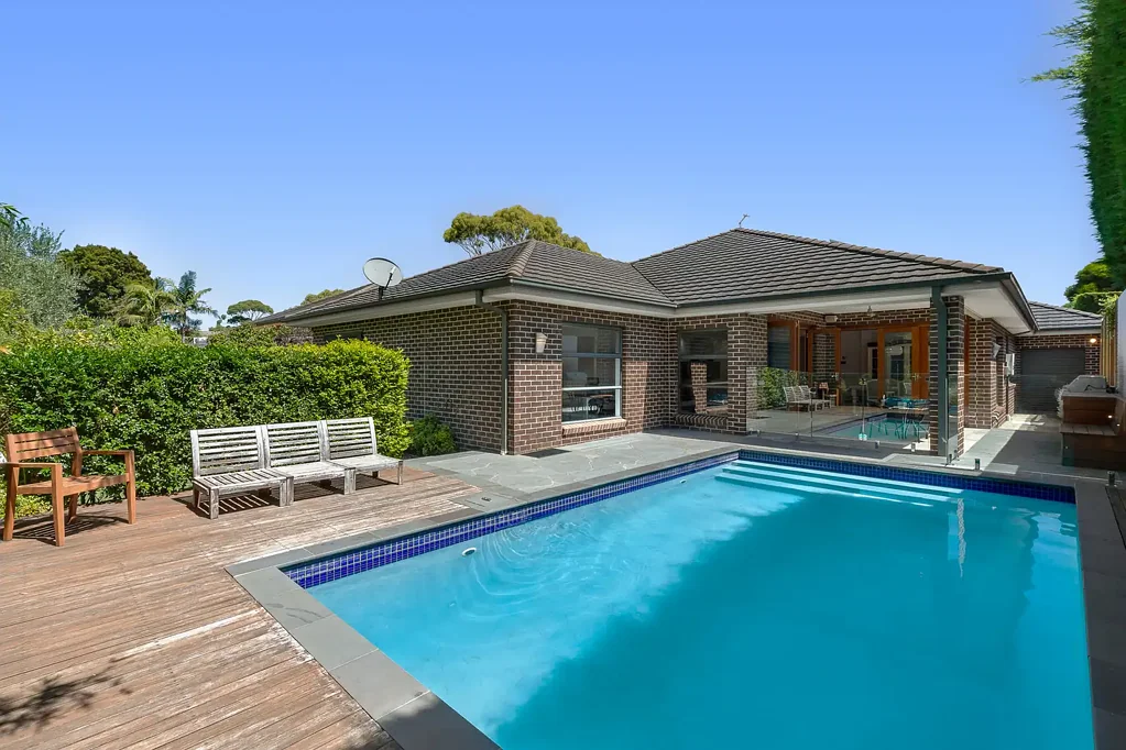 BIG ON SPACE AND A SUBURBAN ENTERTAINER!