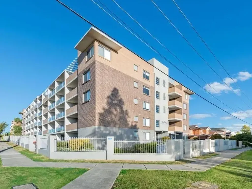 Blacktown 2房 稀有双层砖单元
主卧带私人阳台
现代化浴室+燃气厨房
360度屋顶露台景观
安全停车位+储物笼
绝对明珠，等您开启！ Contemporary Convenience