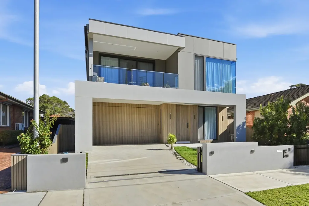 Luxury Waterfront Family Residence with Private Ensuites & Stunning Natural Light