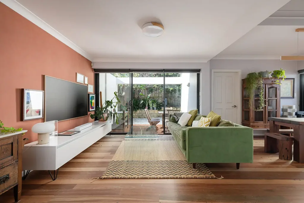 Three-bedroom townhouse in cul-de-sac, stroll to village