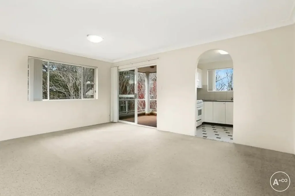 Beachside Top Floor Apartment with District Views