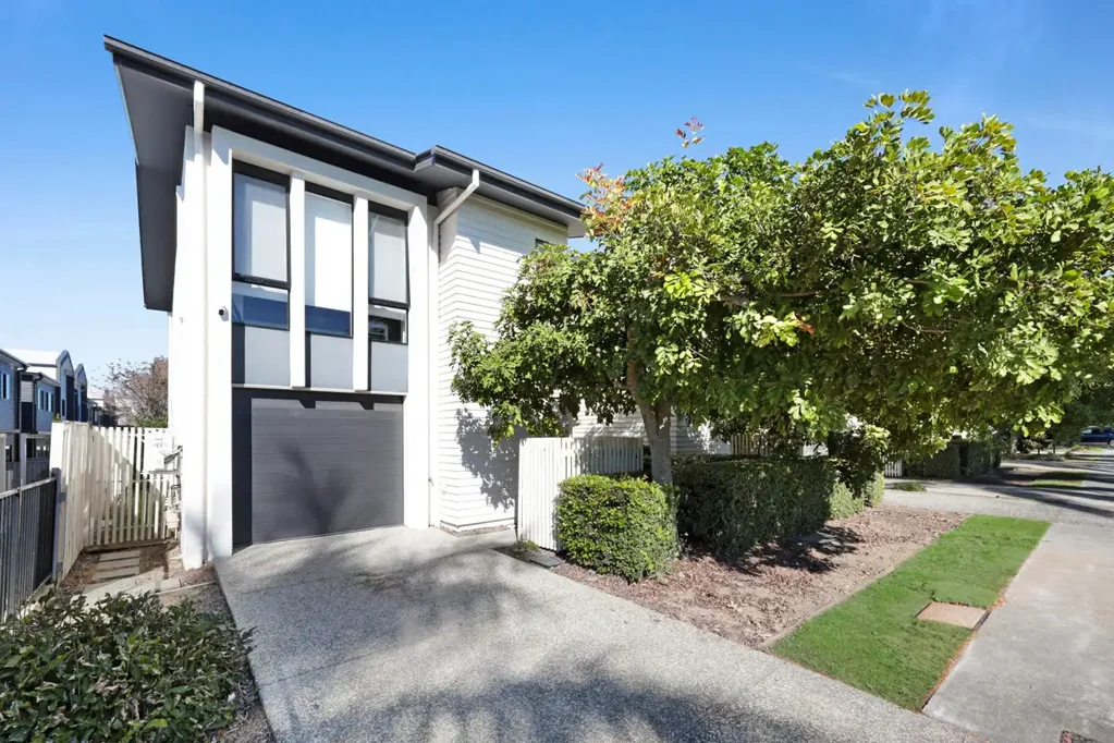 Hope Island 3房  Modern Low-Maintenance Townhouse Living in the Heart of Hope Island