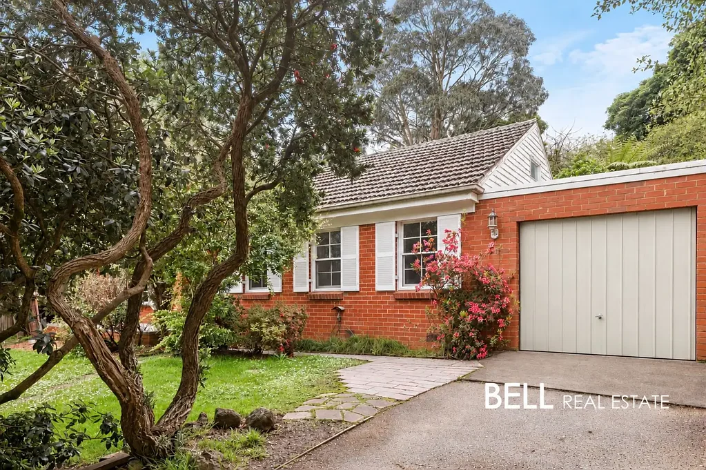 Beaconsfield Upper 3कमरा Charming, Light-Filled & Full of Character.