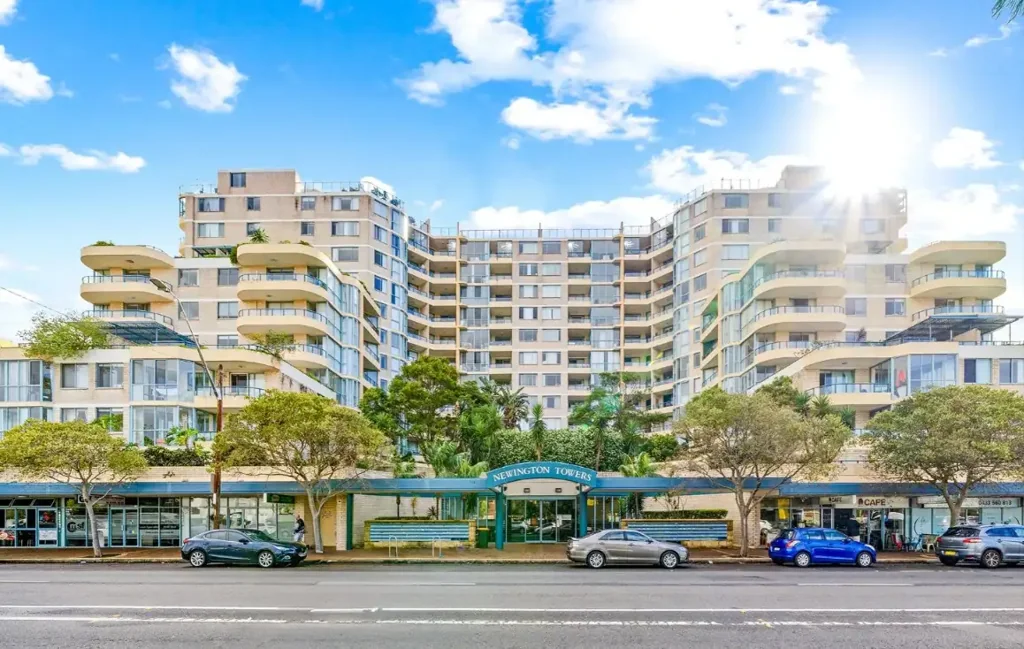 Modern 2-Bedroom Apartment with Secure Parking in the Heart of Maroubra