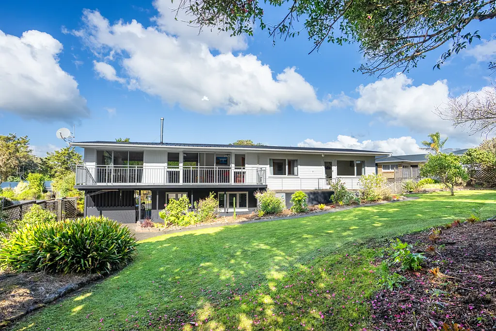 Maunu 4Kwarto Mid-Century Charm in the Heart of Maunu