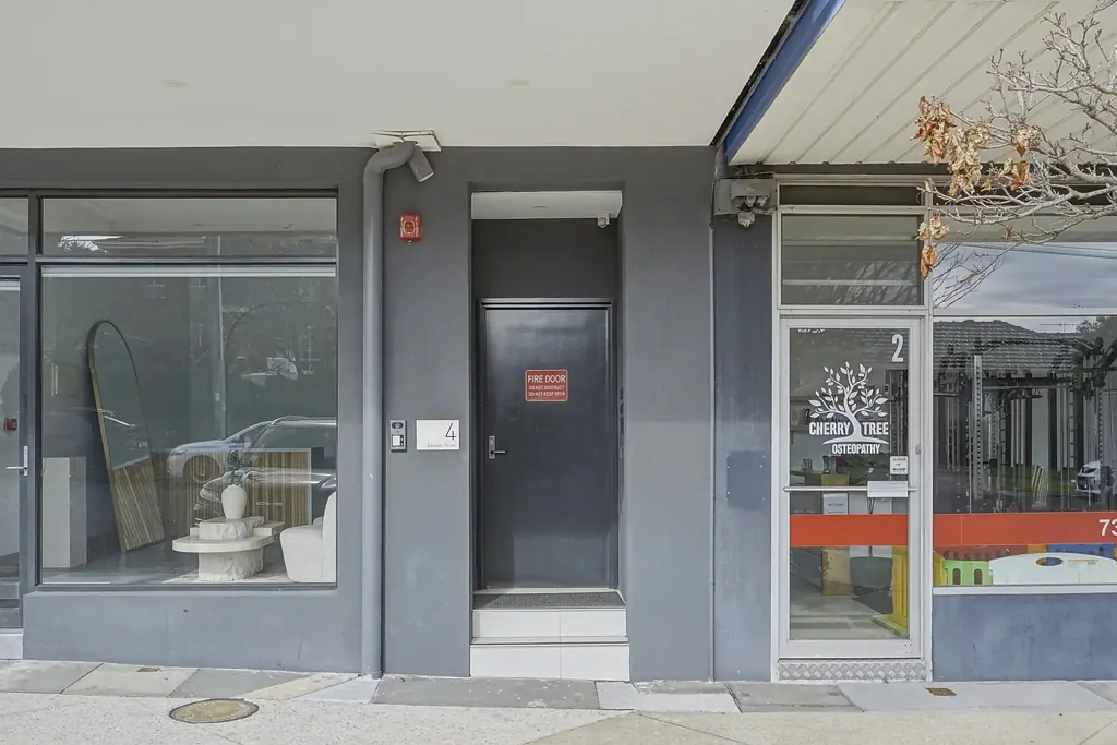 Comfortable Two-Bedroom Residence Above Shops in Convenient Oakleigh East Location