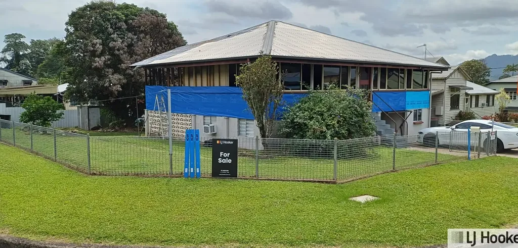 Tully LARGE HIGHSET HOME FIRE DAMAGED WITH SHED