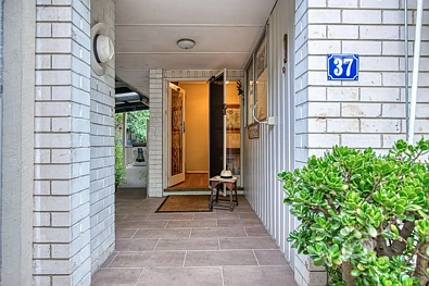 37 LYALL RD, BERWICK VIC 3806, 3 Kuwarto, 2 Banyo, House