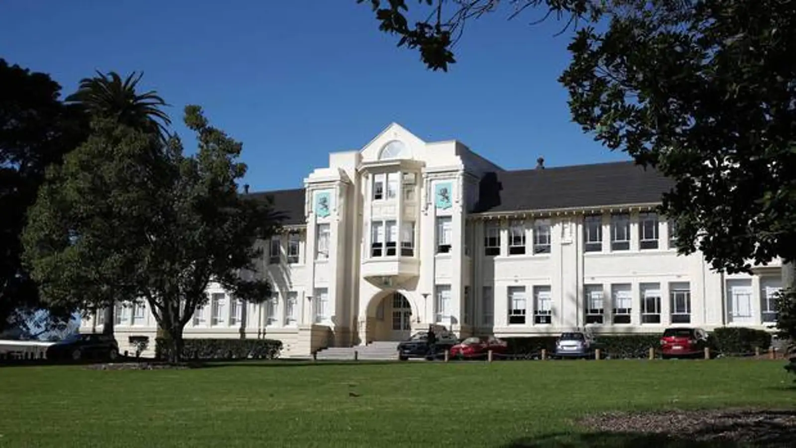 奥克兰这所学校确诊第2例，且感染时间超过2周！要求全体学生和教职工进行检测！