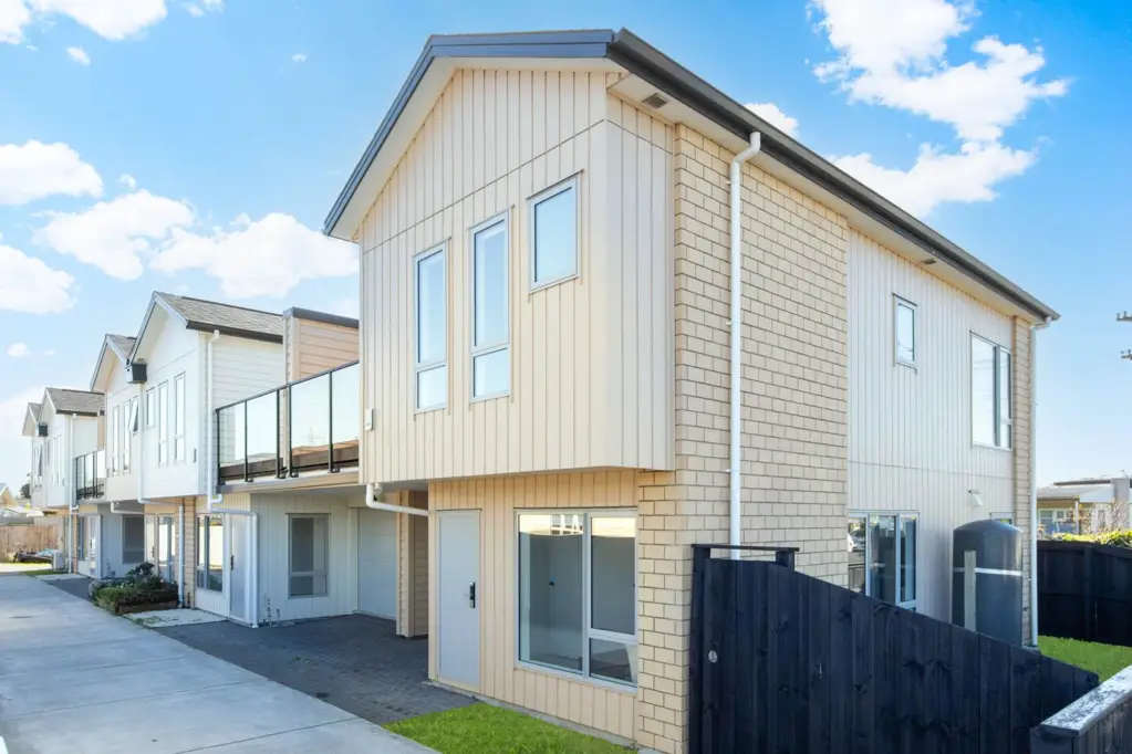 Otahuhu 4房 现代4卧室住宅 阳光露台后院 现代开放式厨房 安全内进单车库 便捷交通购物 中心地段抢手房源 Affordable, Brand-New 4-Bedrooms in Central