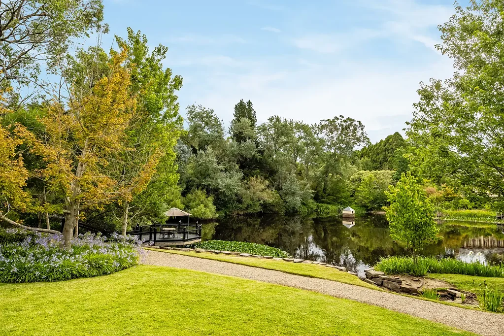 Aldgate 5Kwarto A private estate of wonder, water frontage, and future-proof poetry on two tranquil titles