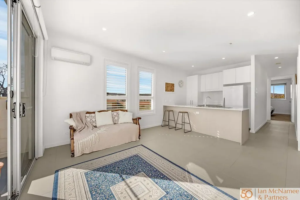 Queanbeyan 2房  Top-Floor Living with Northern Sunshine in a Boutique Complex