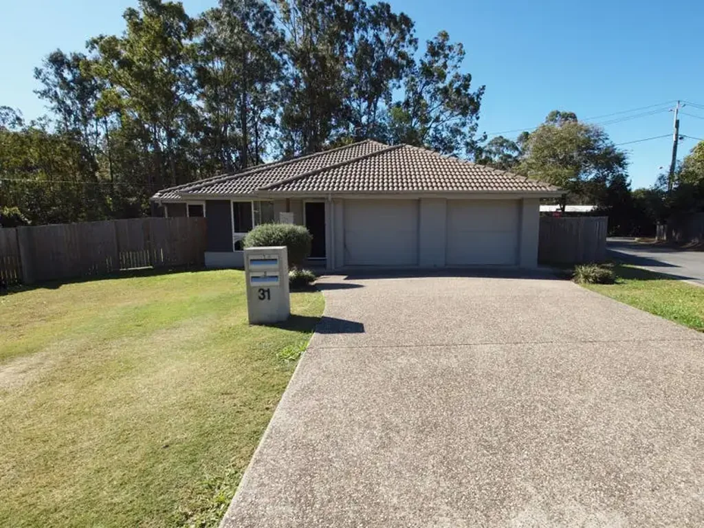 FAMILY DUPLEX IN FANTASTIC LOCATION!