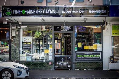 中区商店遭持枪抢劫！店员被威胁“爆头”，吓到失语，场面太惊悚！