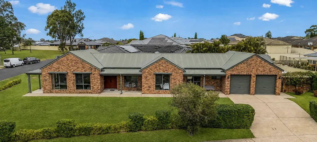 Aberglasslyn 3 Slaapkamer Custom Built In Appletree Avenue!!!