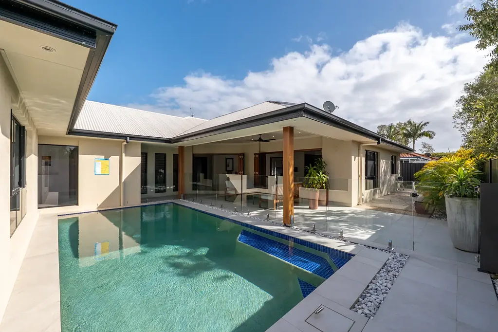 Pelican Waters 4બેડરૂમ An Impressive Gated Single Level Home With The Pool In The Heart Of The House