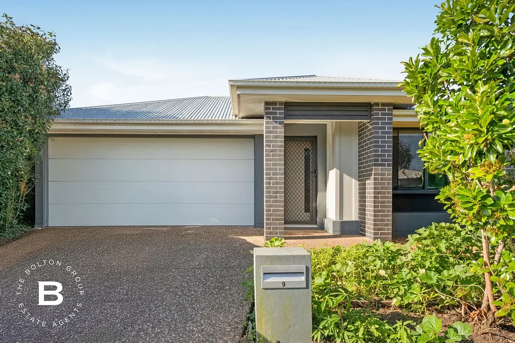 Redbank 4房 四卧带套间  主卧双衣柜  现代厨电齐全  开放式生活区  影音室灵活用  双车库洗衣区  低维护后院  Redbank便利居所 Fresh, Functional, and Instantly Rewarding