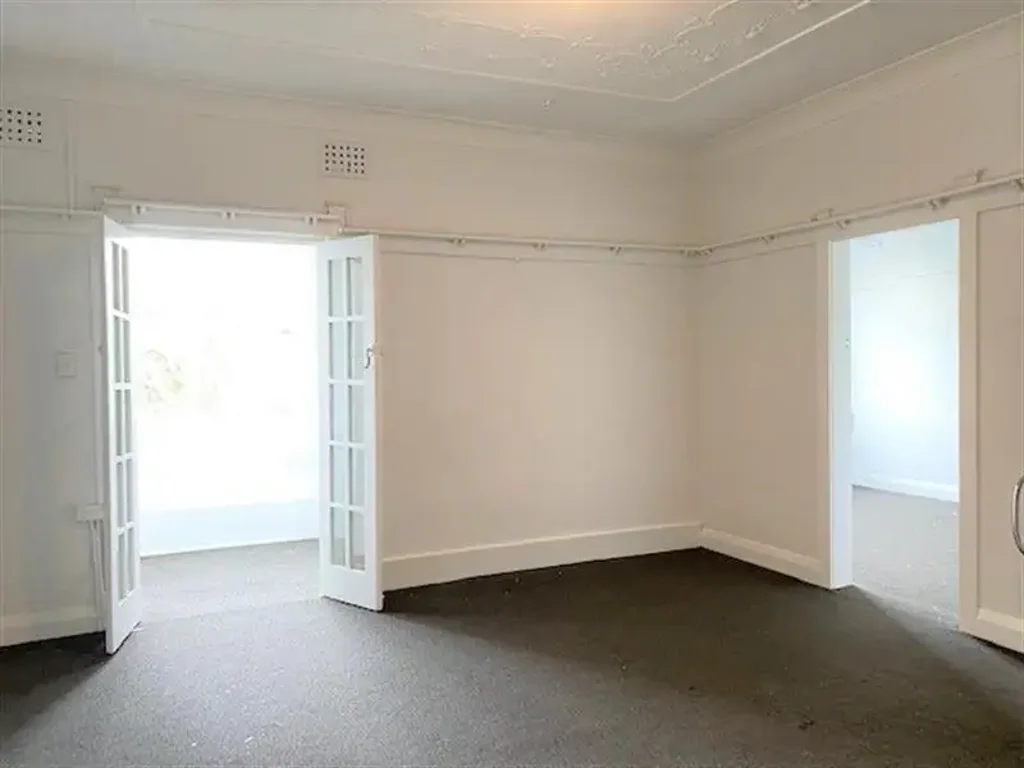 PERFECTLY LOCATED 1 BEDROOM + SUNROOM