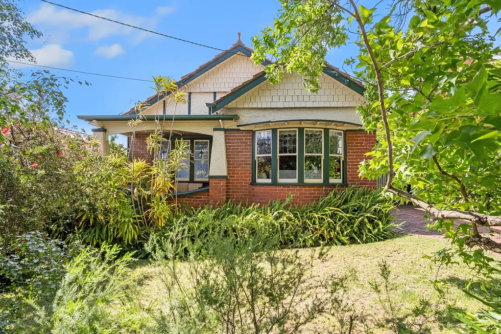 Brunswick West 4 Slaapkamer Character-Filled Family Home in Prime Brunswick West Location
