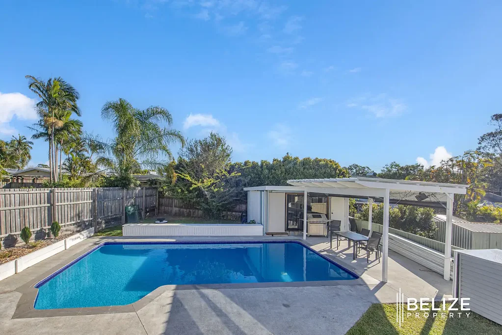 Southport 3침실 Character-Filled Southport Home with Pool & Studio - Ideal for Families or Investors!