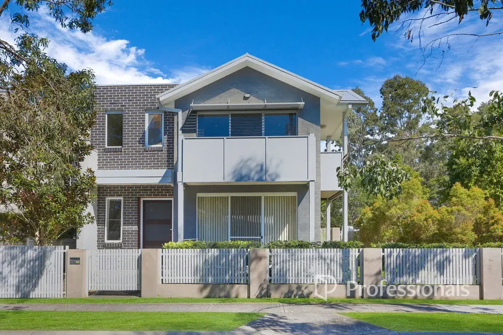Rouse Hill 3房 Rouse Hill优越地段，尽享时尚家庭生活 Stylish Family Living in an Unbeatable Lifestyle Location