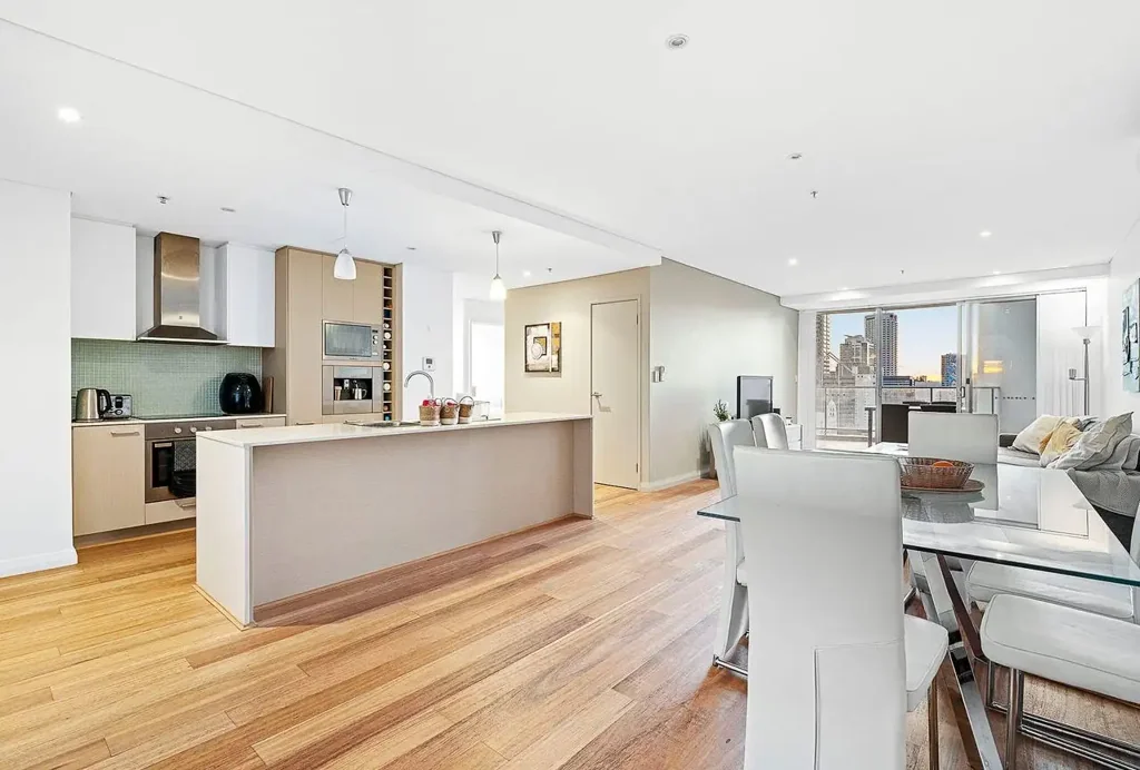 STUNNING FULLY FURNISHED APARTMENT IN PRIME LOCATION
