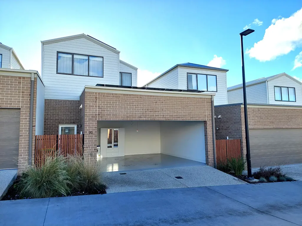 Kingston 3침실 Discover contemporary living in this pristine, near-new townhouse!