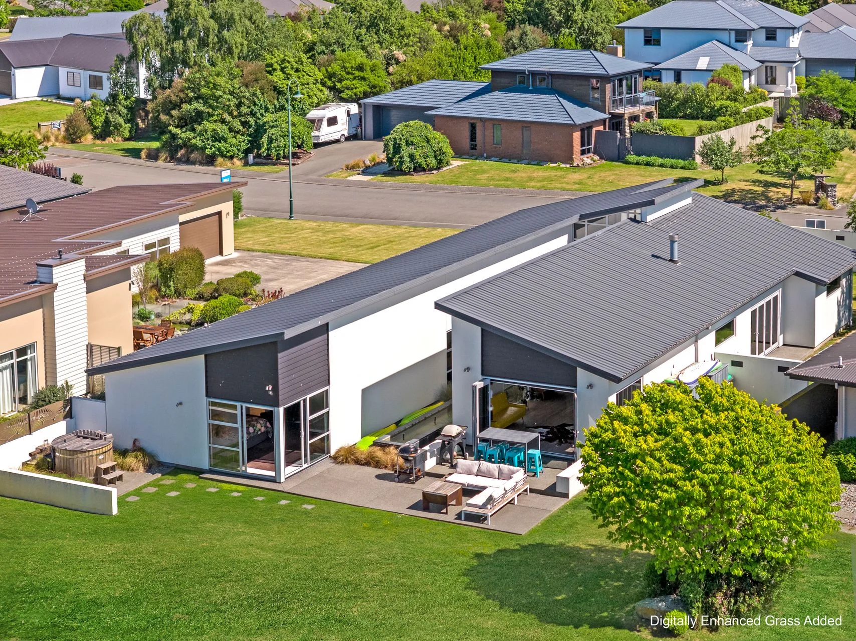 Ashburton 4બેડરૂમ A Statement Lakefront Home