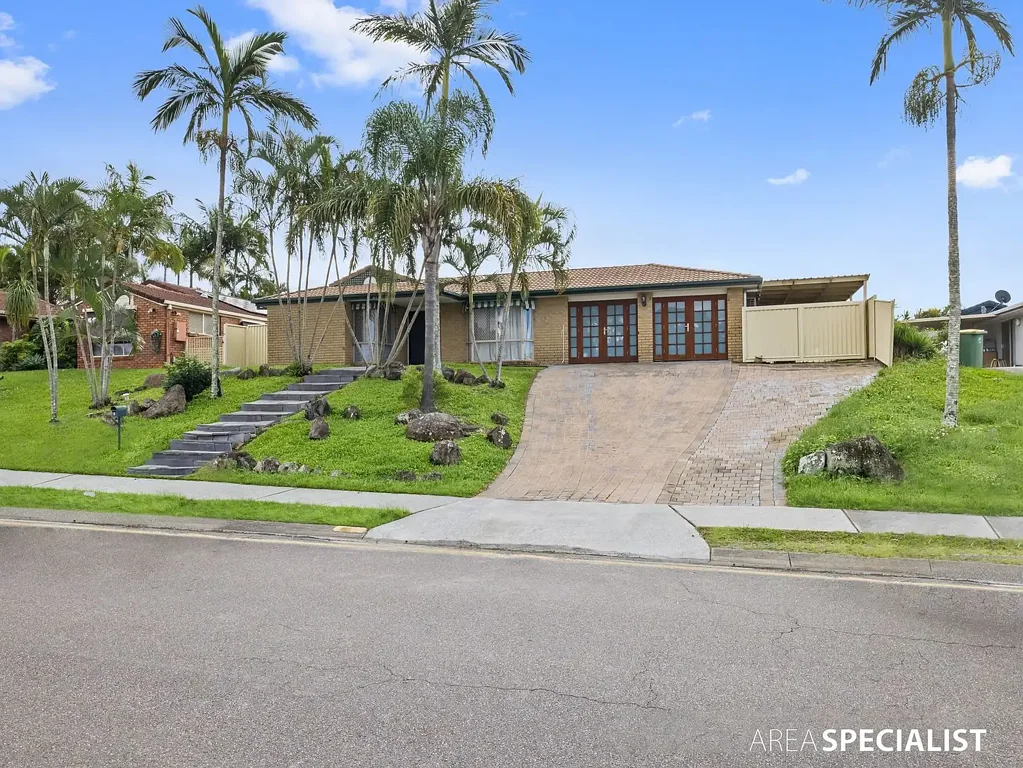 5 Bedroom House walking distance to Helensvale State High School