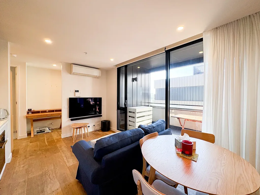 Fully Furnished Designer Apartment with Rooftop Retreat (6–10 Month Lease)