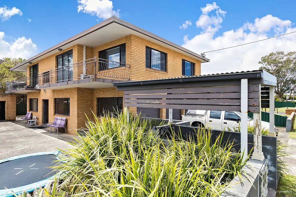 SLEEK UNIT IN QUIET COASTAL LOCATION