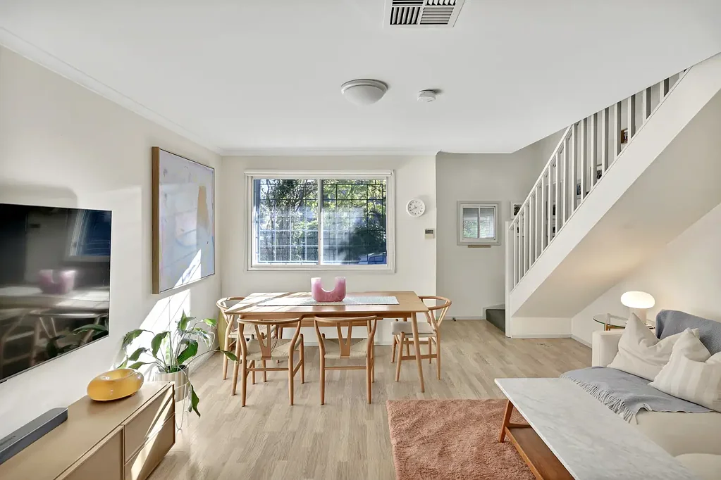 Marrickville 3房 中心草坪绿地 太阳能供电系统 全新电动厨房 宽敞娱乐庭院 三卧带套间 阳光明媚 主浴带浴缸 车库洗衣房 学区房 便捷公交 Sanctuary of Quiet Quality in Vibrant Village Locale