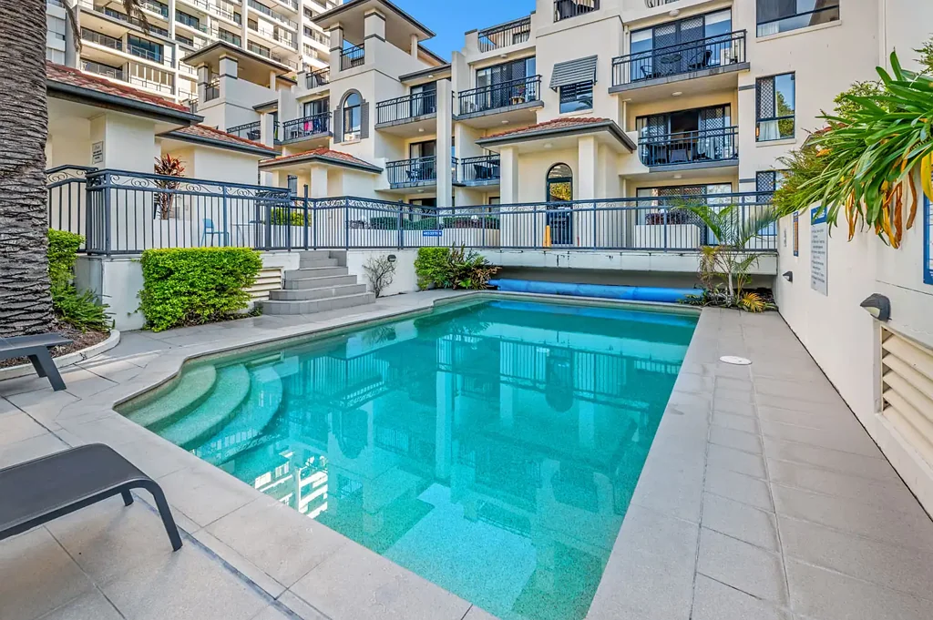 Broadbeach 1બેડરૂમ Won't last long - beachside great buy