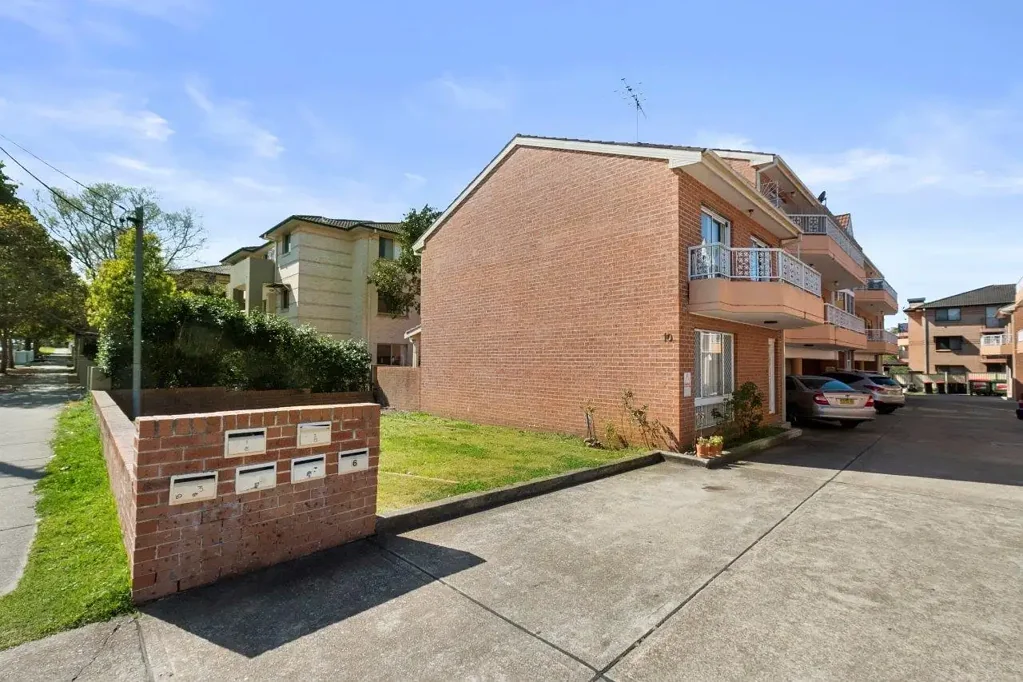 REVAMPED  TOWNHOUSE | WALK TO SHOPS, TRANSPORT & SCHOOLS!