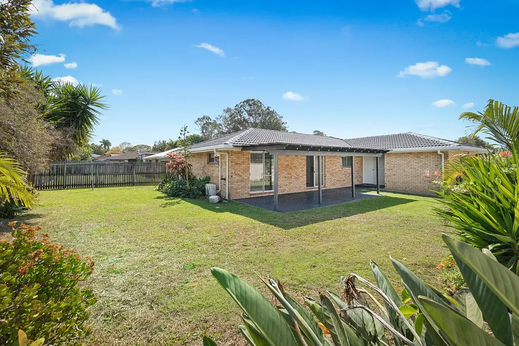 Carindale 3침실 Stylishly Renovated Living with Exceptional Potential in Carindale
