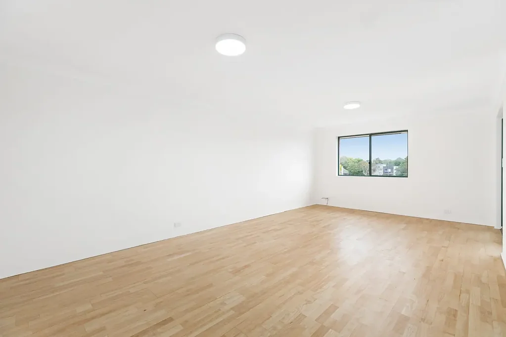 Top-Floor Apartment Offering Comfort & Convenience