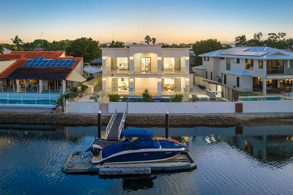 Runaway Bay 5Kwarto "Versace" Waterfront Palace | North-facing, The Wow Factor | 10/10 Quality