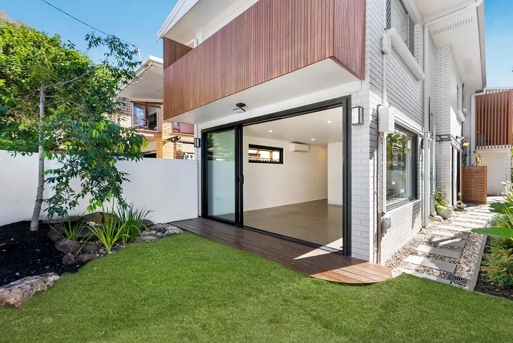 Stylish Currumbin Beauty - Just Seconds to the Beach!
