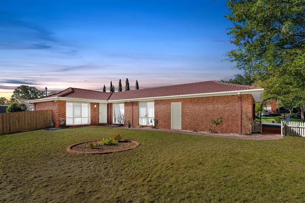 Lynbrook 3Zimmer 🏡Big Block, Big Opportunity -  in the Heart of Lynbrook