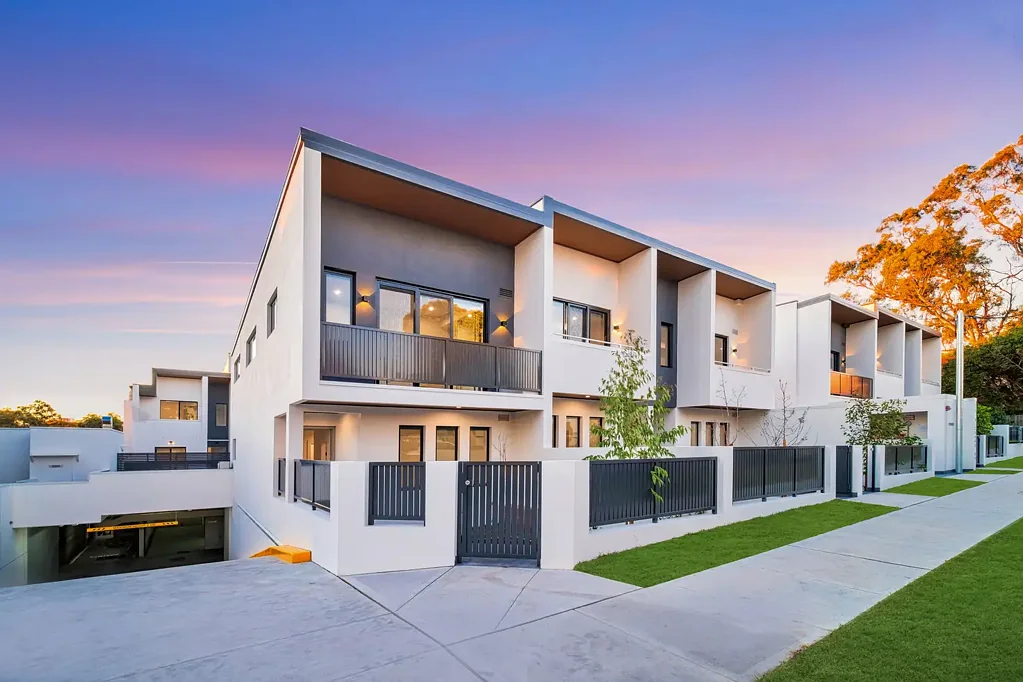 South Hurstville 4침실 Contemporary 4-Bedroom Townhouse in Convenient Location, Ideal for Family Living or Investment