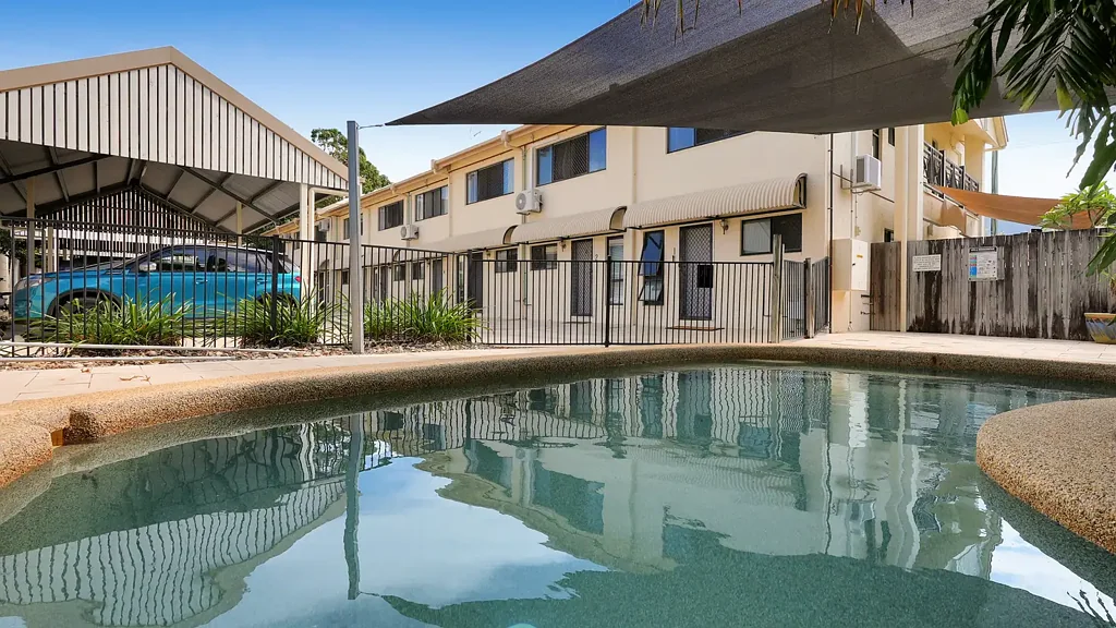 UNFURNISHED MODERN TOWNHOUSE IN GORGEOUS FRESHWATER