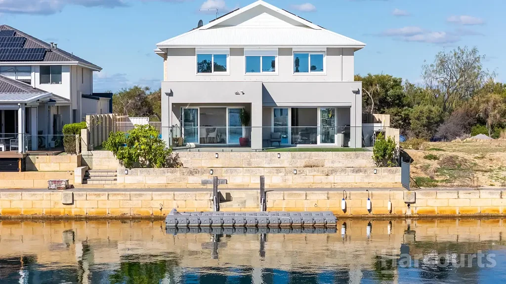 Wannanup 4房  Experience Elevated Living: Stunning Canal Home with Estuary Views, Pool, Room for a Caravan and a Boat