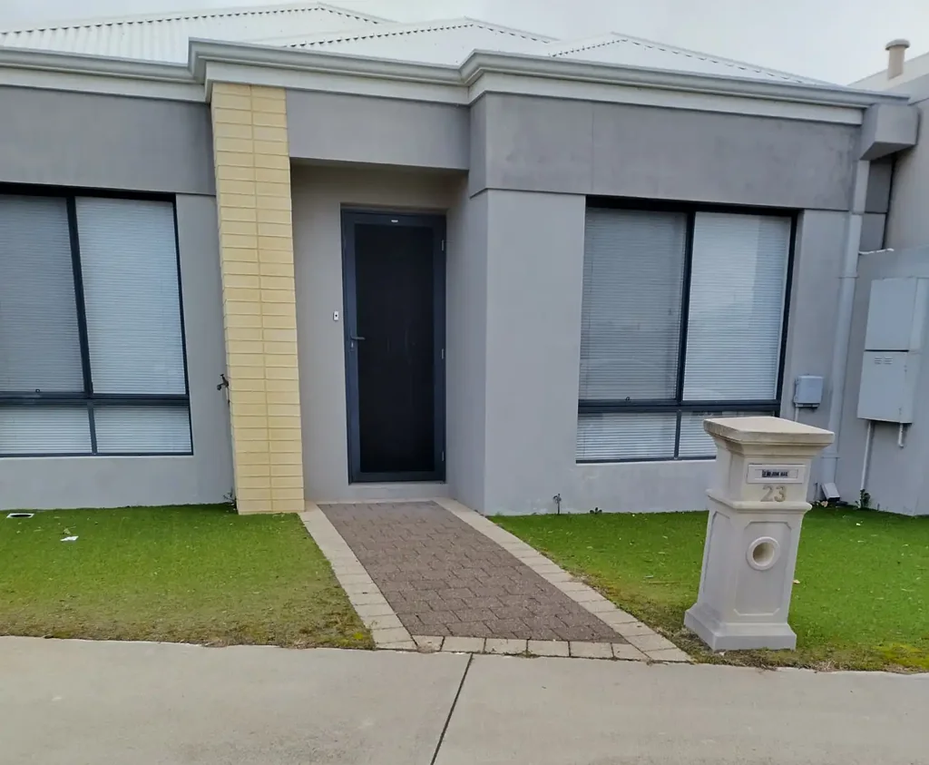 Modern 3 Bed 2 bathroom home! Cute as a button!