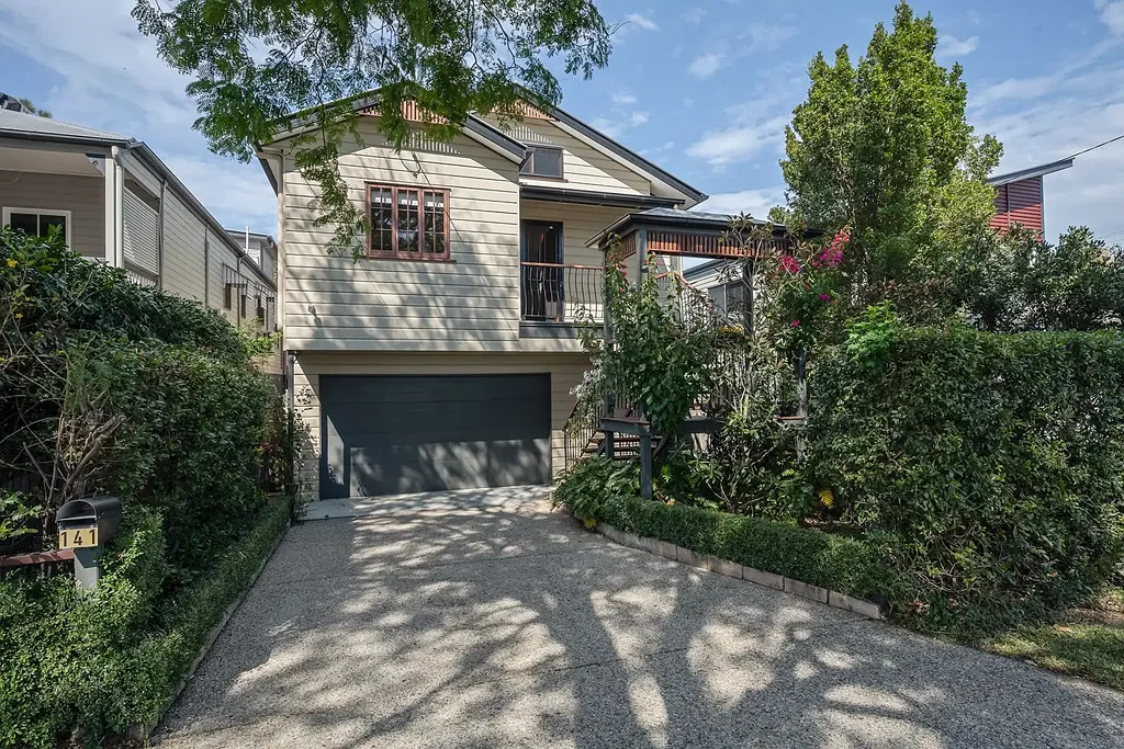 Graceville 4房 Graceville优越地段 405m²宽敞地块 现代风格设计 多个生活区域 私密庭院休闲 CONTEMPORARY FAMILY LIVING WITH EXPANSIVE ENTERTAINING IN SOUGHT-AFTER GRACEVILLE