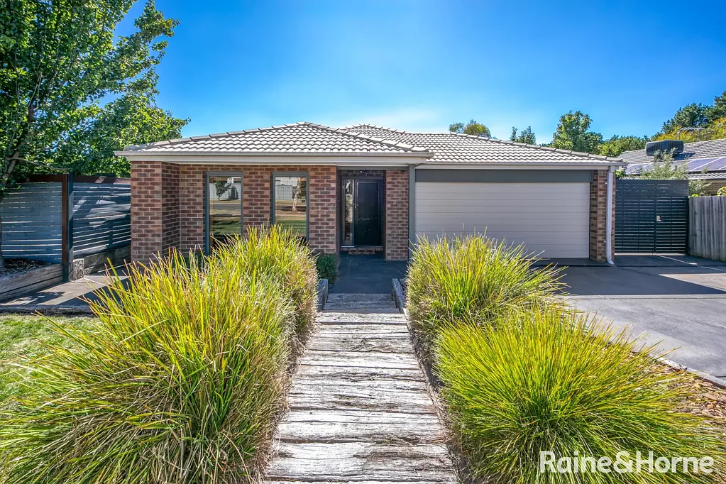 17 Charters Avenue, Gisborne, VIC 3437